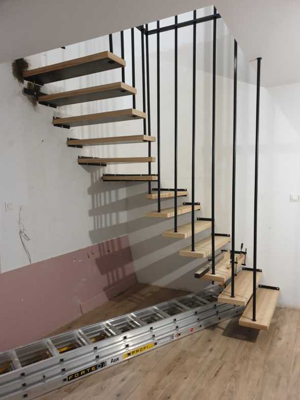 stalowa balustrada do schodów wykonana ze stali przez firmę Optikon - konstrukcje stalowe Częstochowa.